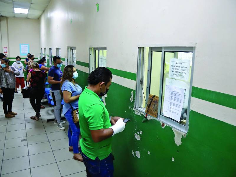 Derechohabientes del Ihss hacen fila para reclamar medicinas.
