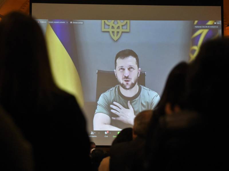 Zelenski durante una videoconferencia en la Universidad Católica de Chile.