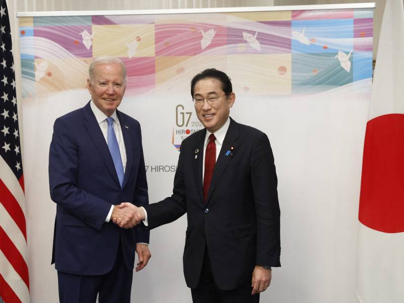 Biden junto al primer ministro de Japón Fumio Kishida al incio de la cumbre del G7.