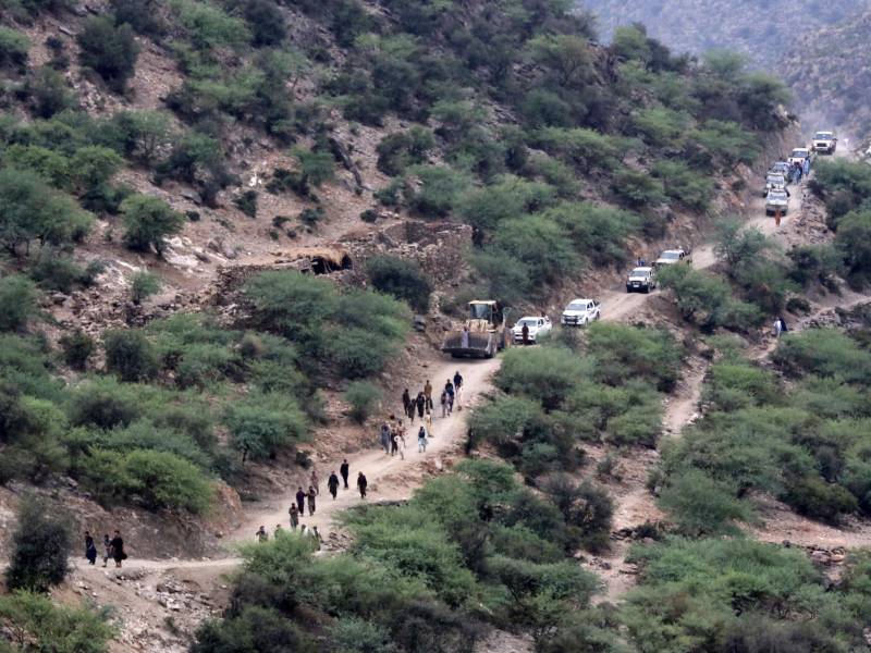 Los equipos de rescate intentan llegar a las zonas afectadas por el terremoto en Kunar, Afganistán.
