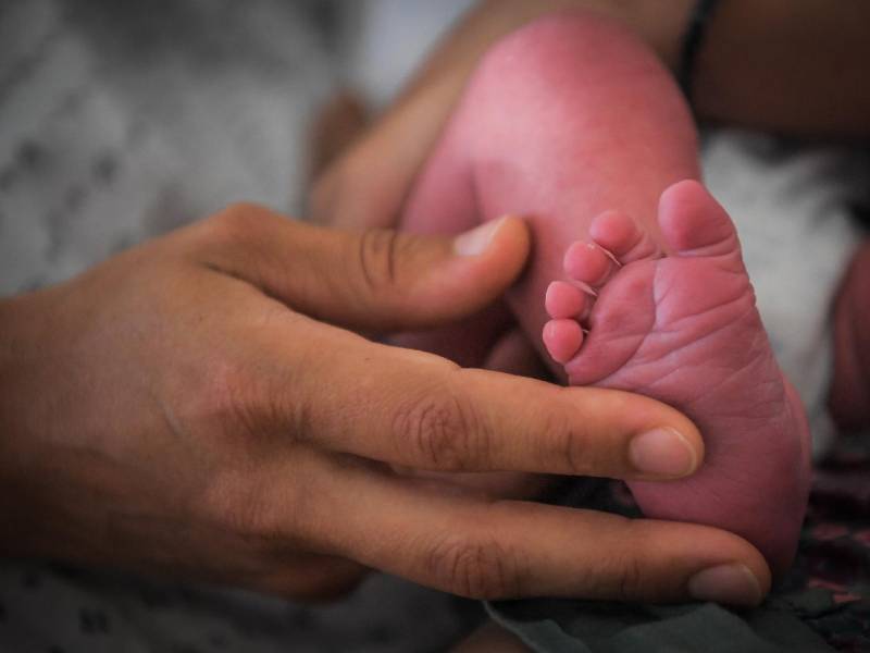 El bebé nació de forma prematura a las 31 semanas.