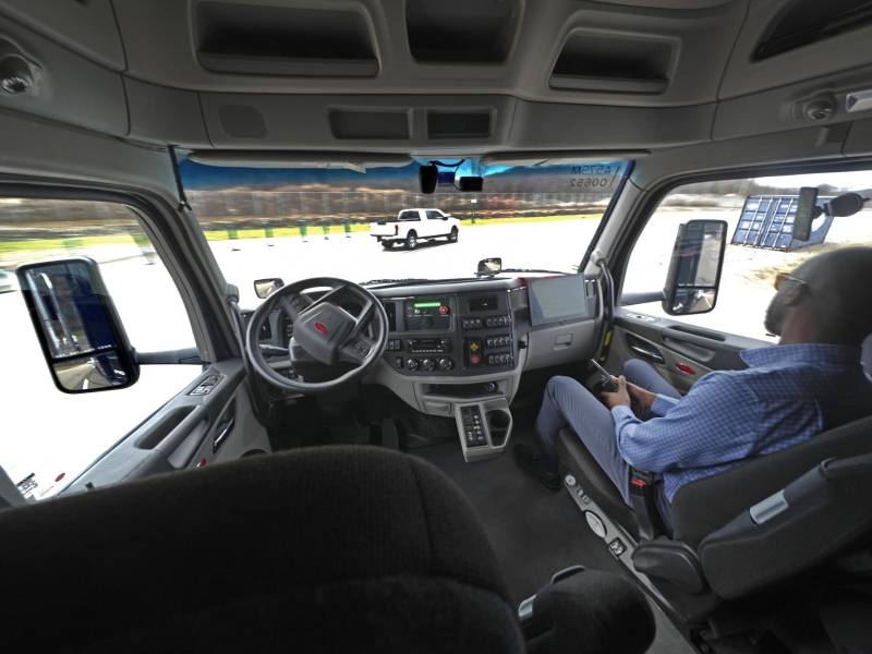 Tráileres sin conductor de Aurora Innovation tienen 25 sensores láser, radar y cámara. En una pista de pruebas.