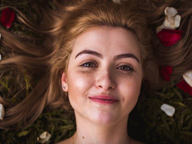 Beber suficiente agua es clave para mantener hidratada su piel desde adentro.