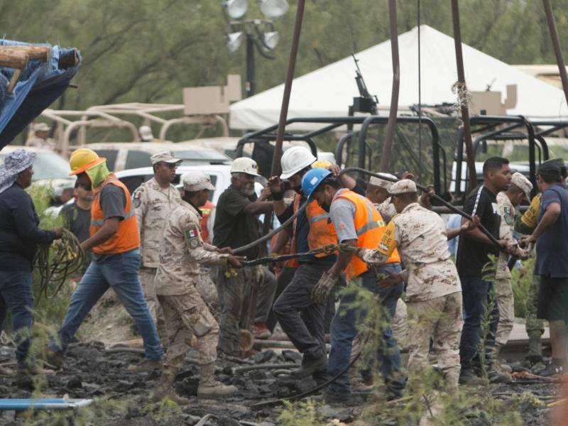 Las autoridades mexicanas preparaban este lunes un operativo para que buzos rescatistas puedan ingresar a una mina de carbón inundada, donde diez obreros permanecen atrapados desde hace cinco días.