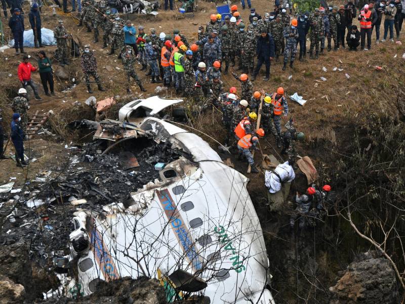 Los equipos de rescate han recuperado 71 cuerpos de la zona donde se estrelló una aeronave el pasado domingo en Nepal.