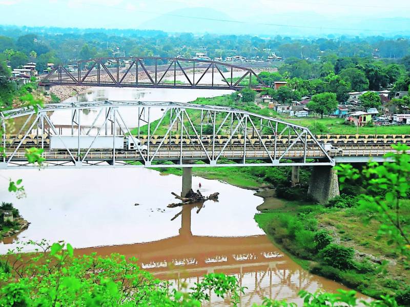 El río Chamelecón recibe las descargas de las aguas negras. Foto: Franklyn Muñoz.