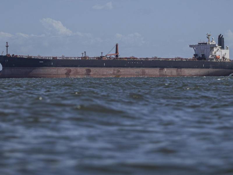 Durante la persecución, la tripulación pintó una bandera rusa en un costado.