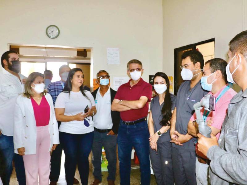 <b><span class=mln_uppercase_mln>Visita.</span></b> El ministro José Manuel Matheu con personal de salud de occidente.<span class=mln_uppercase_mln> </span>