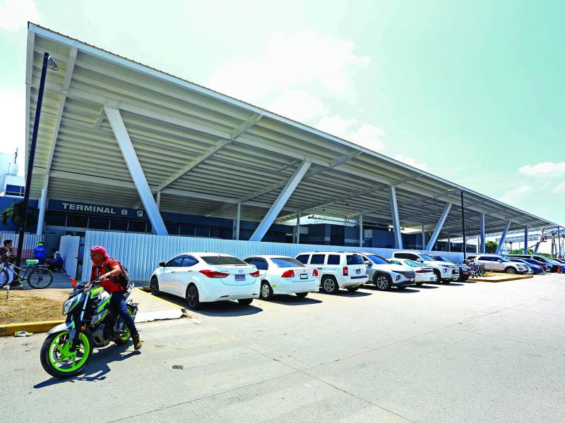 <b>Aunque no ha concluido la construcción del “canopy”, la fachada del aeropuerto ya luce diferente, ampliaron el parqueo e iluminaron el bulevar. Fotos: Moisés Valenzuela.</b>