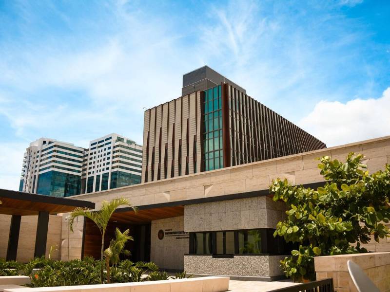 La Embajada de Estados Unidos en Tegucigalpa, Honduras. Su actividad en redes sociales se ha visto limitada debido al reciente cierre de gobierno en EE.UU.