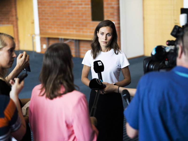 Sanna Marin, la primera ministra más joven del mundo, enfrenta duras críticas tras filtrarse polémicas fotos y videos de sus fiestas.