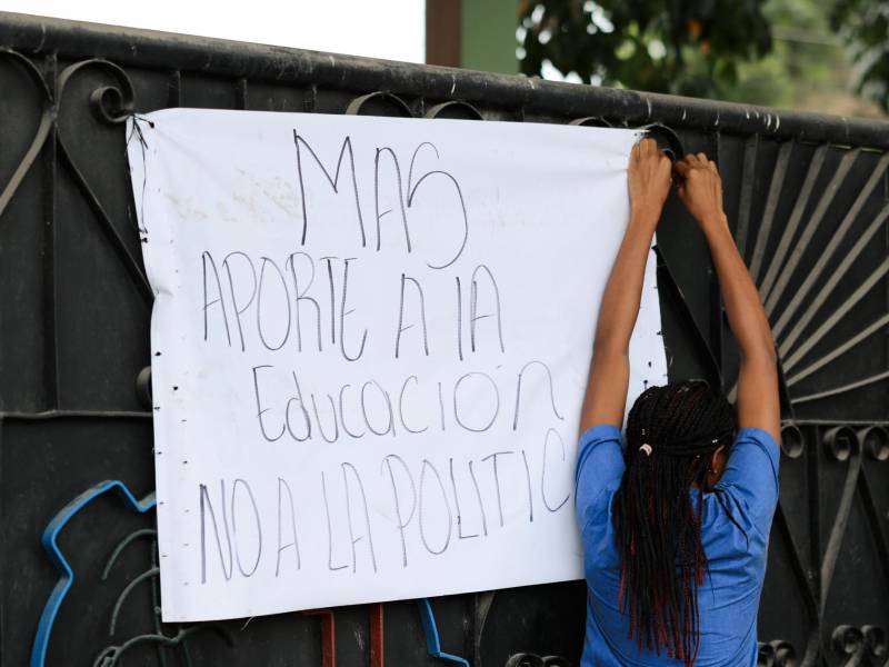 Carteles como “Más aporte a la educación. No a la política”, fueron pegados en los portones del Primero de Mayo. Irvin Argueta, presidente de la junta directiva de estudiantes del colegio, pidió a las autoridades educativas respetar las estructuras docentes que por tanto tiempo esperaron fueran nombradas.