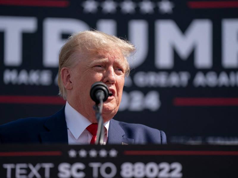 El expresidente estadounidense Donald Trump habla ante una multitud durante un mitin de campaña el 25 de septiembre de 2023 en Summerville, Carolina del Sur.