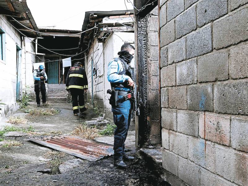 Un agente policial inspecciona la escena.