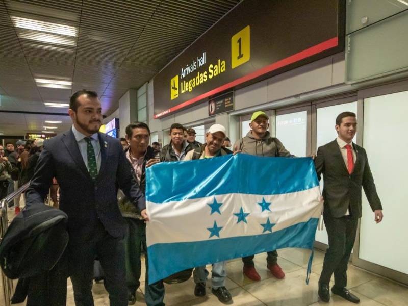 Los hondureños fueron recibidos por el Canciller Enrique Reina, y Marlon Brevé, embajador de Honduras en España.