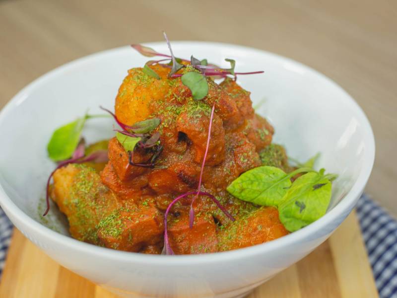 Horneadas, fritas, en puré o ensaladas, cocidas, en sopas, etc., las papas van con todo y son buenas en cualquier tiempo de comida. En esta receta, el chorizo acentúa su sabor y le da un toque final único.