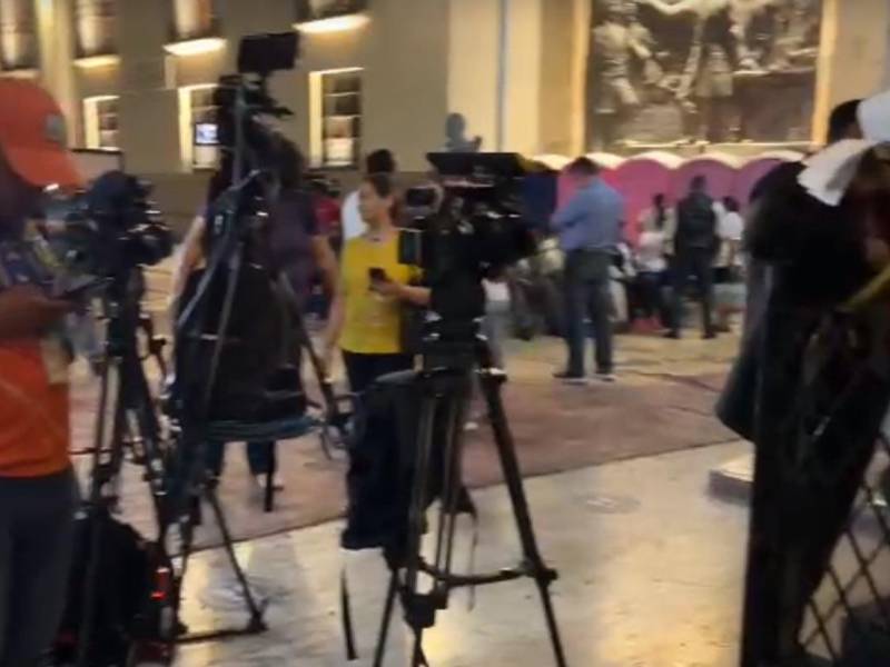 Periodistas esperando ingresar a la sesión de este martes 23 de mayo de 2023.