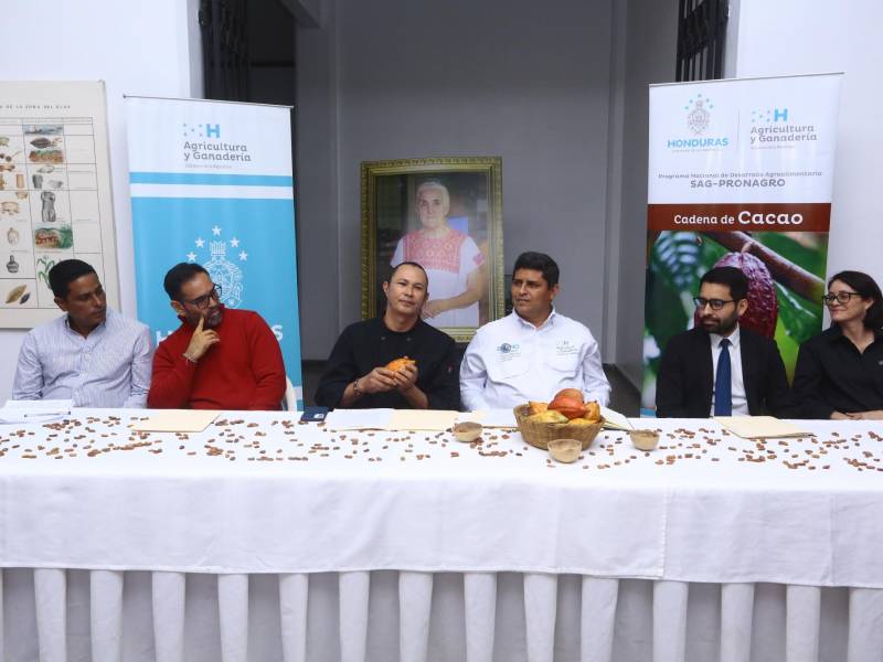 Autoridades del museo de Antropología e Historia, la Municipalidad de San Pedro Sula, la Secretaría de Agricultura y Ganadería (SAG), el consulado de México y productores participan en la conferencia de prensa del Séptimo Festival del Chocolate Artesanal.