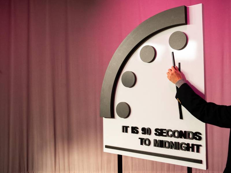 El Reloj del Juicio Final visualiza la probabilidad de que la humanidad desaparezca y se encuentra a 90 segundos de la medianoche, por los conflictos bélicos y la crisis climática.