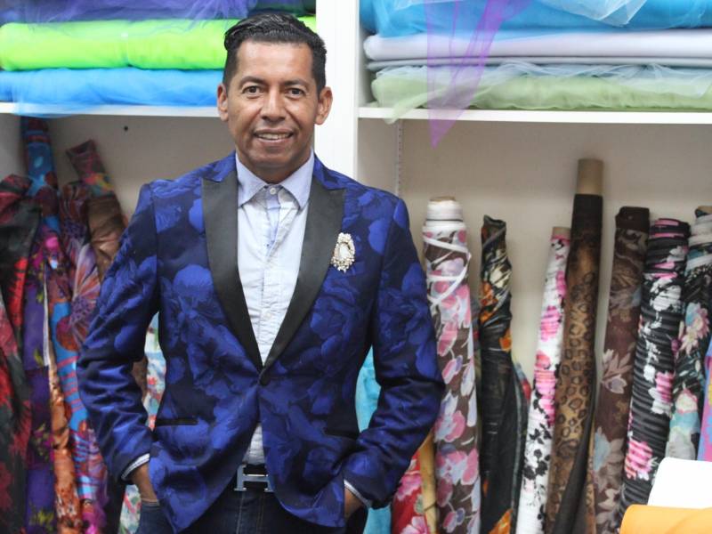 Henrry Meza posa con sus telas de fondo.