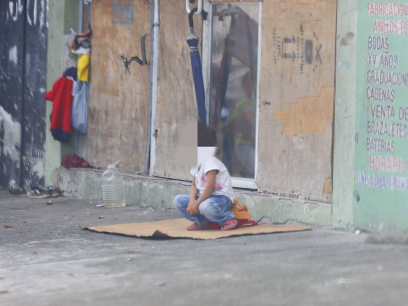 Niños en las calles de San Pedro Sula reflejan la importancia de identificar posibles situaciones de abandono o vulneración de derechos y denunciar ante la SENAF para que las autoridades evalúen cada caso y activen las medidas de protección correspondientes.