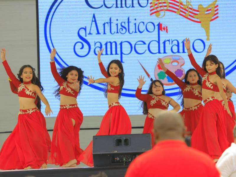 El pasado sábado, en la Plaza de las Banderas, se celebró un espectacular evento en conmemoración por el Día Internacional de la Danza.