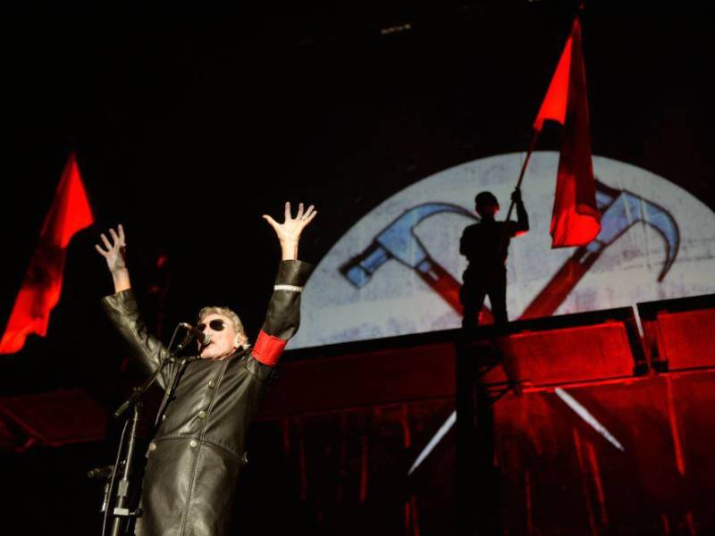 Roger Waters está siendo investigado por su atuendo durante un concierto.