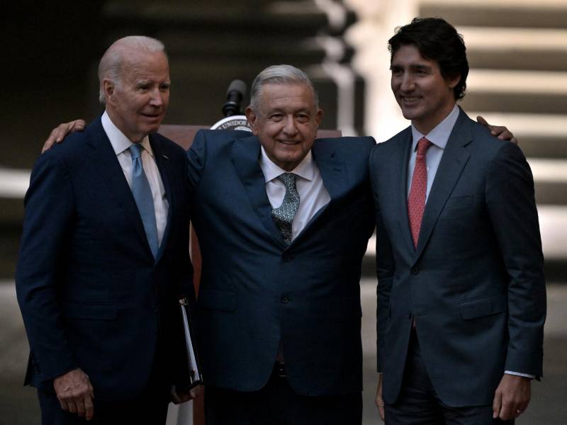 Biden, López Obrador y Trudeau posaron juntos al finalizar la cumbre de los Tres Amigos en Ciudad de México.