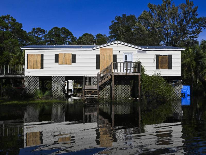 Varias zonas siguen inundadas tras el paso de Idalia por el noroeste de Florida.