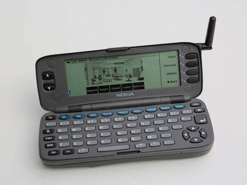 Vista del Nokia 9000 Communicator, considerado el primer smartphone de la historia, era un híbrido entre teléfono y miniordenador personal que se comercializó como una oficina de bolsillo a partir de 1996.