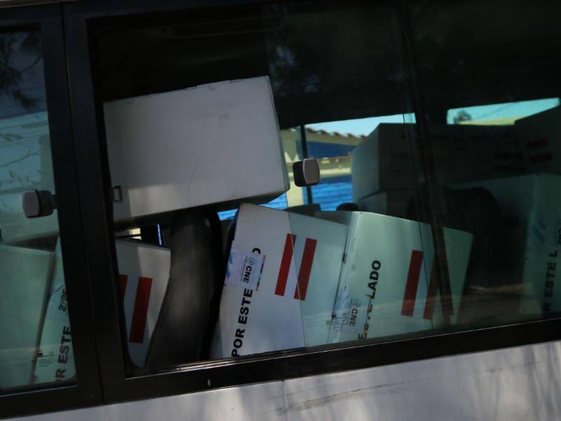 En unidades de transporte público tuvieron que transportar algunas maletas electorales en el Distrito Central.