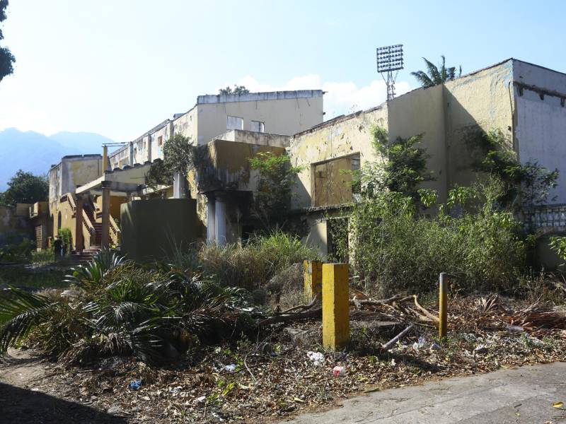 Fundado en 1940 el Casino Sampedrano fue un sitio emblemático en la capital industrial. Atrás quedó su esplendor y hoy luce abandonado, insalubre y convertido en guarida de malhechores e indigentes.