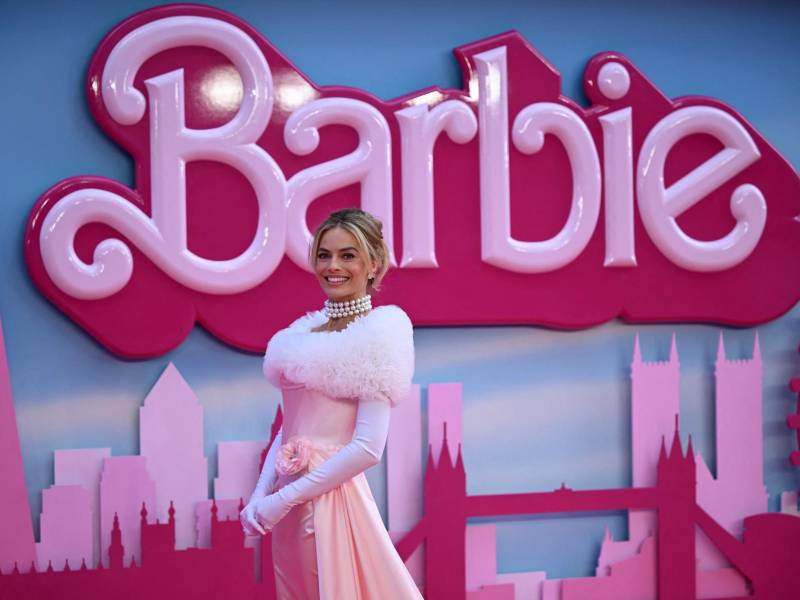 La actriz Margot Robbie ha sorprendido con icónicos looks inspirados en la muñeca Barbie. Aquí durante la premier en Londres.