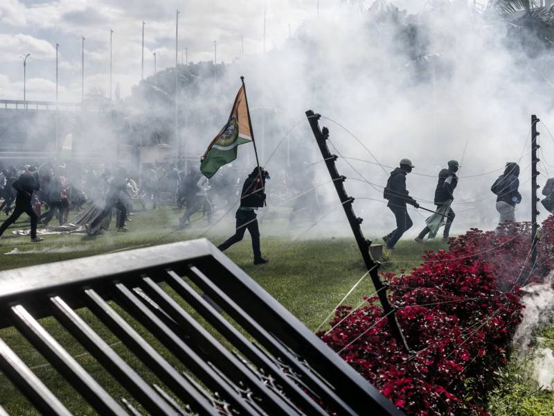 El asalto al Parlamento de Kenia por parte de manifestantes contrarios a un polémico proyecto de ley de subidas fiscales sumió este martes al país en el caos, en una jornada de protestas sin precedentes que provocó la muerte de al menos 17 personas a manos de la Policía y el despliegue del Ejército.