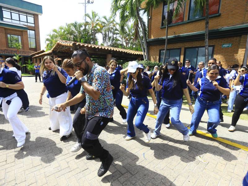 Los padres de familia junto con el DJ Luna, también cautivaron a los presentes.