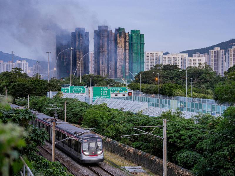 Imagen de la urbanización incendiada en Hong Kong, China.
