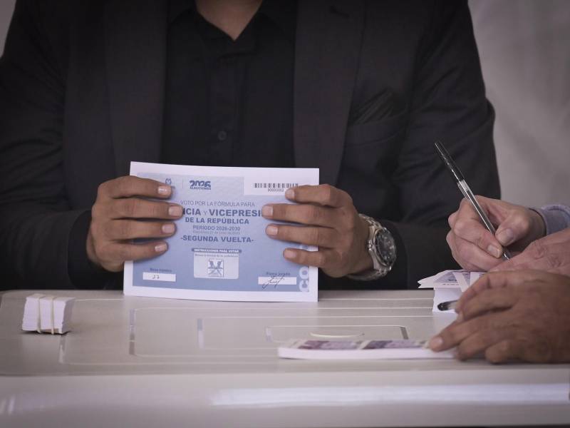 Jurados preparan material electoral este domingo, en la segunda vuelta de las elecciones presidenciales que elegirá a quien gobernará a Colombia en el periodo 2026-2030.