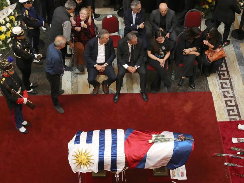 AEl presidente de Uruguay Yamandú Orsi (c), asiste al velorio del expresidente José Mujica, este miércoles en el Palacio Legislativo de Montevideo (Uruguay).