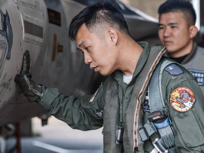 Los pilotos de los aviones de combate taiwaneses llevan insignias de un Winnie the Pooh, caricatura con el que es comparado el presidente Xi, siendo golpeado por un oso de Formosa.