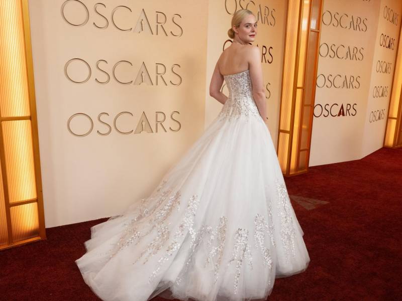 En la antesala de los Premios Óscar 2026, Elle Fanning ha reflexionado mucho sobre su yo de niña. Creo que se sentiría abrumada y rebosante de alegría, declaró Fanning a Vogue antes de la ceremonia. Lo había soñado, pero solo en sus sueños más descabellados.