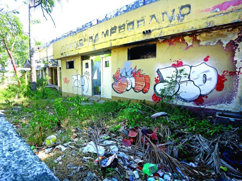 <b>Así luce el que fuera uno de los sitios donde la sociedad sampedrana realizaba sus eventos.</b>