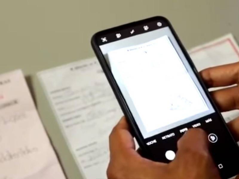 Foto de un solicitante de licencia de conducir que escanea el recibo de pago.