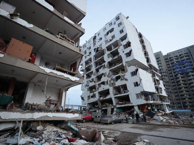Residentes caminan entre los escombros de varios bloques de viviendas dañados por los terremotos en la localidad de Catia La Mar, en el estado costero de La Guaira (Venezuela) este jueves. EFE/ Ronald Pena R.