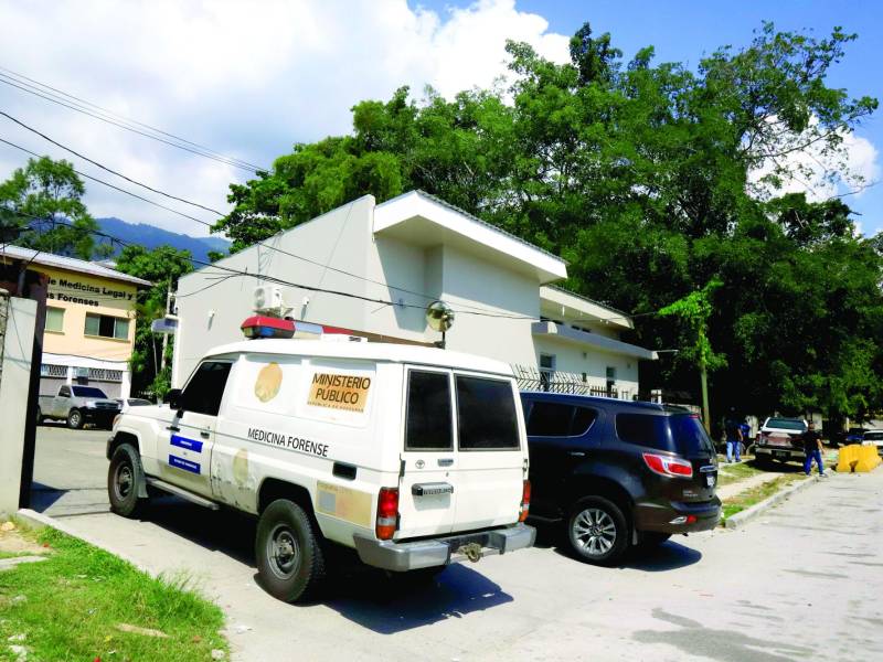 Una unidad del Ministerio Público de Honduras ingresa a las instalaciones de Medicina Forense en San Pedro Sula.