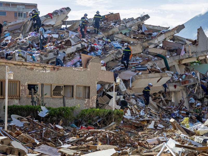 Rescatistas de Vietnam realizan labores de búsqueda de sobrevivientes a los terremotos, este martes en Catia La mar, La Guaira (Venezuela).