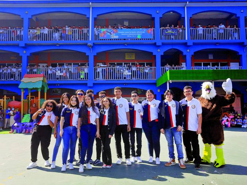 Los futuros bachilleres fueron recibidos con algarabía en su querido centro educativo.