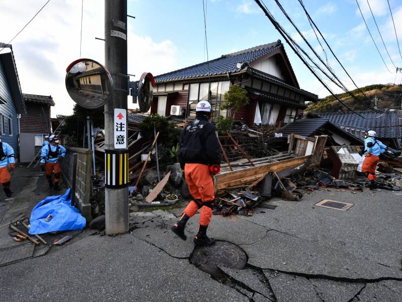 Los rescatistas japoneses corren “contra el tiempo” este martes para rescatar a los sobrevivientes del violento <b>terremoto</b> que sacudió el centro del país el día de Año Nuevo y dejó al menos 48 muertos y enormes daños