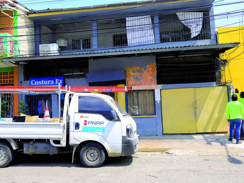 Cuadrillas del PNRP revisan un contador en una de las calles de San Pedro Sula. Foto: Melvin Cubas.