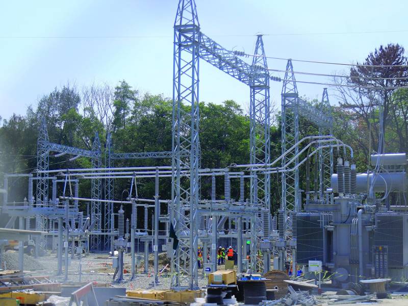 <b>Personal de la estatal en una subestación de energía en San Pedro Sula. Foto: Melvin Cubas</b>