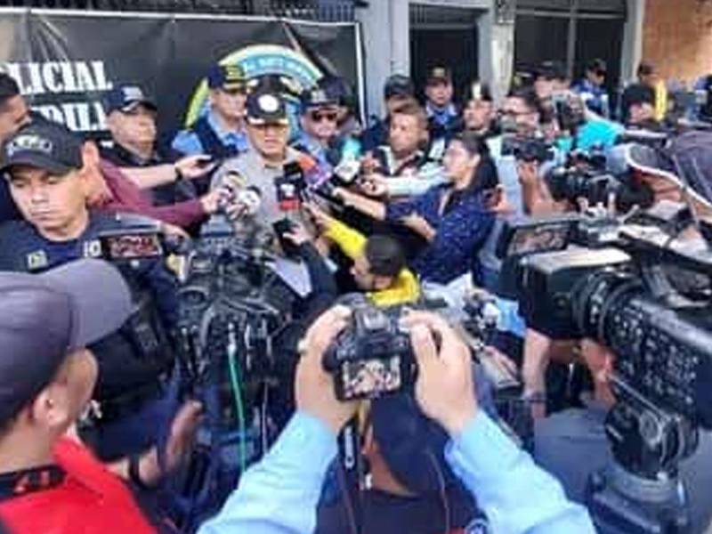 Fotógrafos hondureños durante una entrevista al ministro de Seguridad, Gustavo Sánchez.